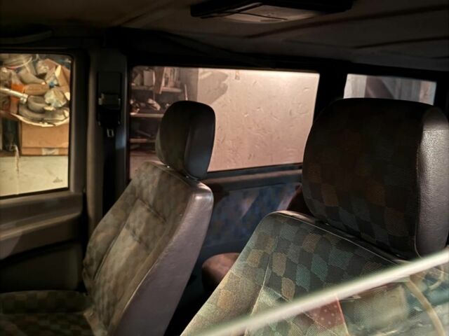 Серый Мерседес Вито, объемом двигателя 0 л и пробегом 299 тыс. км за 5700 $, фото 4 на Automoto.ua