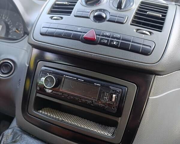 Серый Мерседес Вито, объемом двигателя 2.15 л и пробегом 371 тыс. км за 7200 $, фото 4 на Automoto.ua