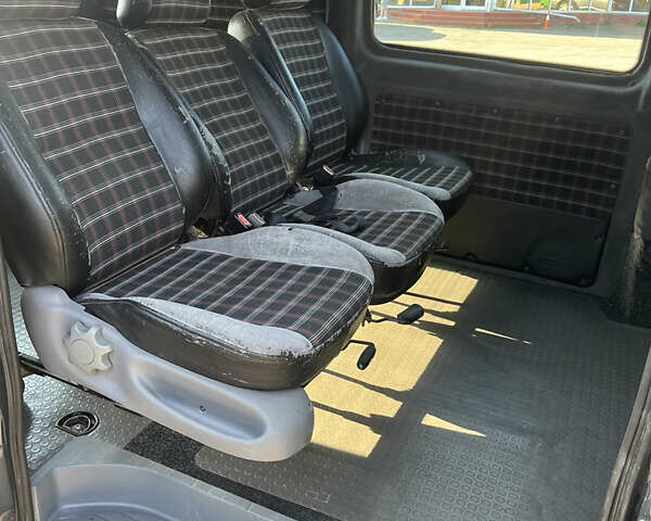 Серый Мерседес Вито, объемом двигателя 2.15 л и пробегом 409 тыс. км за 8100 $, фото 9 на Automoto.ua