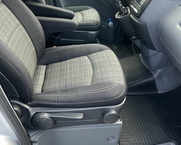 Серый Мерседес Вито, объемом двигателя 2.15 л и пробегом 235 тыс. км за 9500 $, фото 5 на Automoto.ua