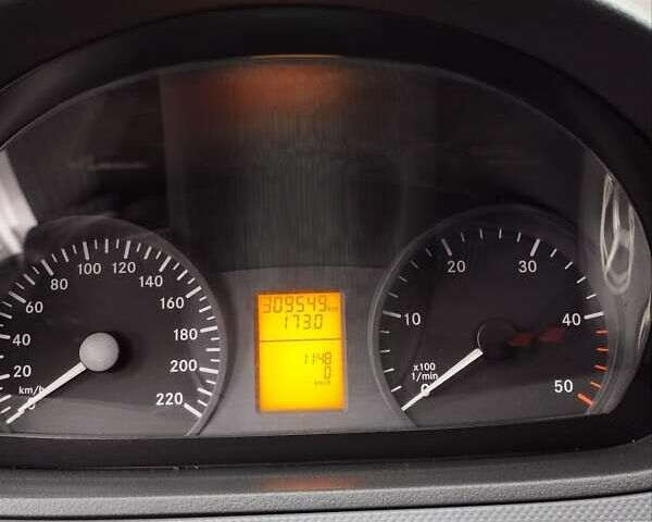 Серый Мерседес Вито, объемом двигателя 2.2 л и пробегом 310 тыс. км за 8900 $, фото 10 на Automoto.ua