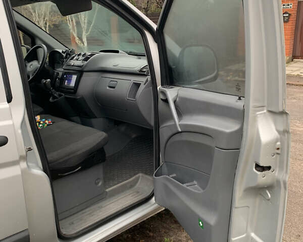 Серый Мерседес Вито, объемом двигателя 2.15 л и пробегом 464 тыс. км за 8900 $, фото 18 на Automoto.ua