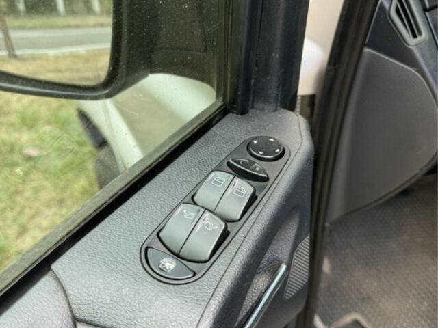 Серый Мерседес Вито, объемом двигателя 2.1 л и пробегом 260 тыс. км за 12499 $, фото 5 на Automoto.ua