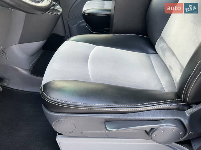 Серый Мерседес Вито, объемом двигателя 2.2 л и пробегом 218 тыс. км за 12700 $, фото 29 на Automoto.ua