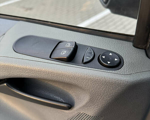 Серый Мерседес Вито, объемом двигателя 2.2 л и пробегом 238 тыс. км за 11500 $, фото 7 на Automoto.ua