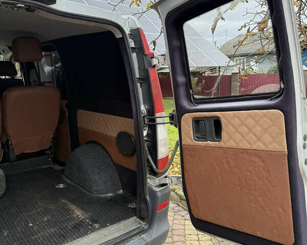 Серый Мерседес Вито, объемом двигателя 2.2 л и пробегом 327 тыс. км за 10500 $, фото 5 на Automoto.ua