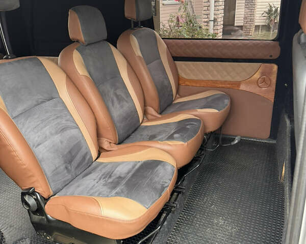 Серый Мерседес Вито, объемом двигателя 2.2 л и пробегом 327 тыс. км за 10500 $, фото 6 на Automoto.ua