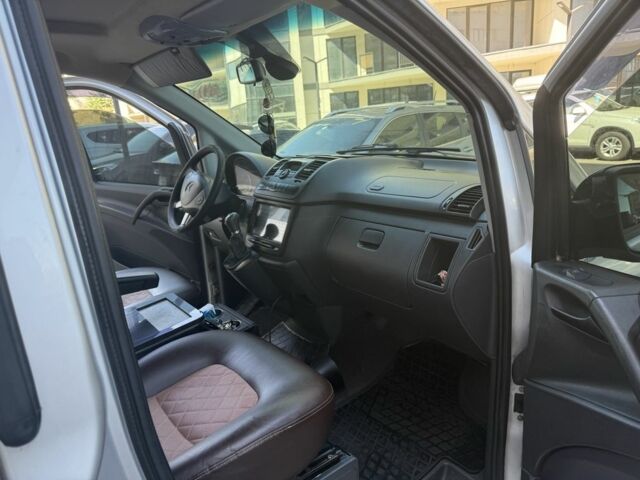 Серый Мерседес Вито, объемом двигателя 2.2 л и пробегом 380 тыс. км за 15000 $, фото 9 на Automoto.ua