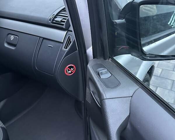 Серый Мерседес Вито, объемом двигателя 2.14 л и пробегом 335 тыс. км за 13300 $, фото 12 на Automoto.ua