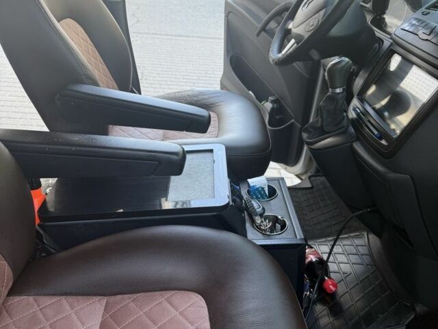 Серый Мерседес Вито, объемом двигателя 2.2 л и пробегом 380 тыс. км за 15000 $, фото 11 на Automoto.ua