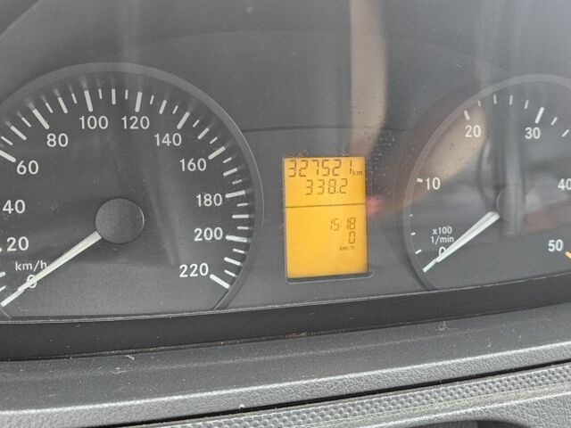 Серый Мерседес Вито, объемом двигателя 2.1 л и пробегом 328 тыс. км за 10100 $, фото 4 на Automoto.ua