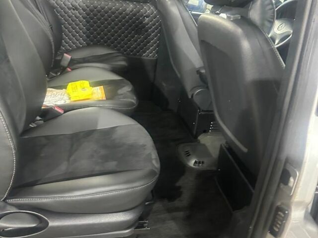 Серый Мерседес Вито, объемом двигателя 2.1 л и пробегом 340 тыс. км за 14300 $, фото 2 на Automoto.ua