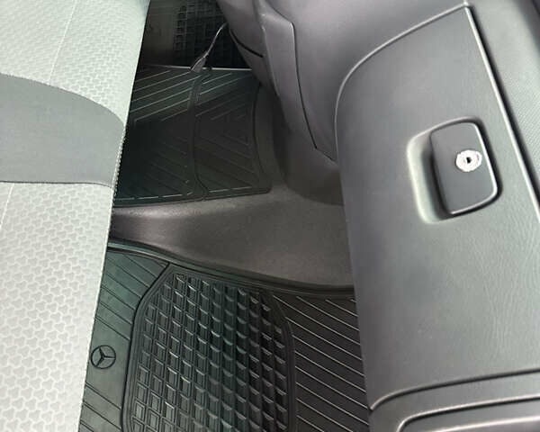 Серый Мерседес Вито, объемом двигателя 2.2 л и пробегом 247 тыс. км за 19999 $, фото 61 на Automoto.ua