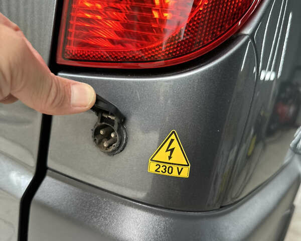 Серый Мерседес Вито, объемом двигателя 2.2 л и пробегом 247 тыс. км за 19999 $, фото 72 на Automoto.ua