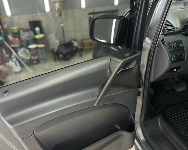 Серый Мерседес Вито, объемом двигателя 2.2 л и пробегом 247 тыс. км за 19999 $, фото 22 на Automoto.ua