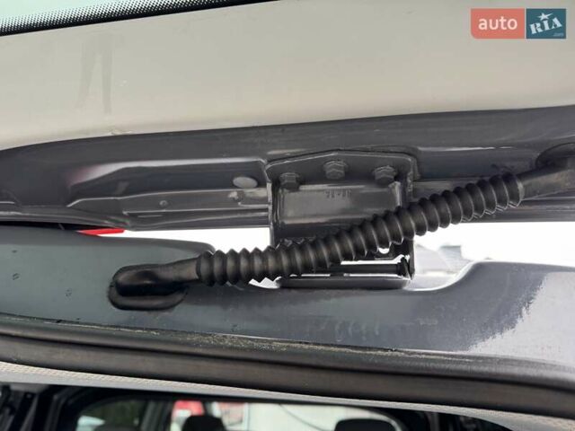 Серый Мерседес Вито, объемом двигателя 2.1 л и пробегом 297 тыс. км за 14900 $, фото 42 на Automoto.ua