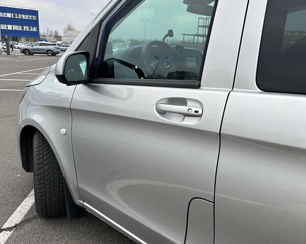 Серый Мерседес Вито, объемом двигателя 2.14 л и пробегом 293 тыс. км за 23000 $, фото 2 на Automoto.ua