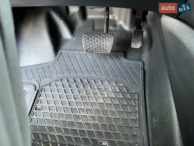 Серый Мерседес Вито, объемом двигателя 2.2 л и пробегом 147 тыс. км за 32000 $, фото 11 на Automoto.ua