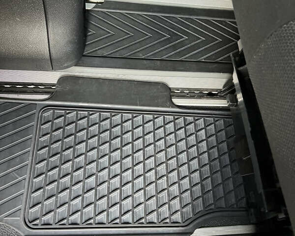 Серый Мерседес Вито, объемом двигателя 2.2 л и пробегом 147 тыс. км за 32000 $, фото 17 на Automoto.ua