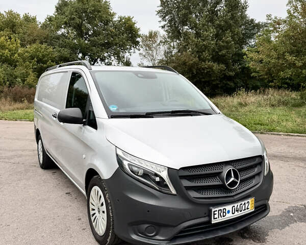 Серый Мерседес Вито, объемом двигателя 2.1 л и пробегом 130 тыс. км за 23500 $, фото 3 на Automoto.ua