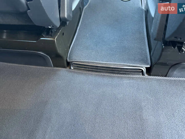 Серый Мерседес Вито, объемом двигателя 2.14 л и пробегом 280 тыс. км за 32999 $, фото 7 на Automoto.ua