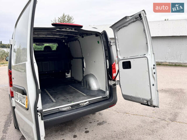 Серый Мерседес Вито, объемом двигателя 2.1 л и пробегом 130 тыс. км за 23500 $, фото 5 на Automoto.ua
