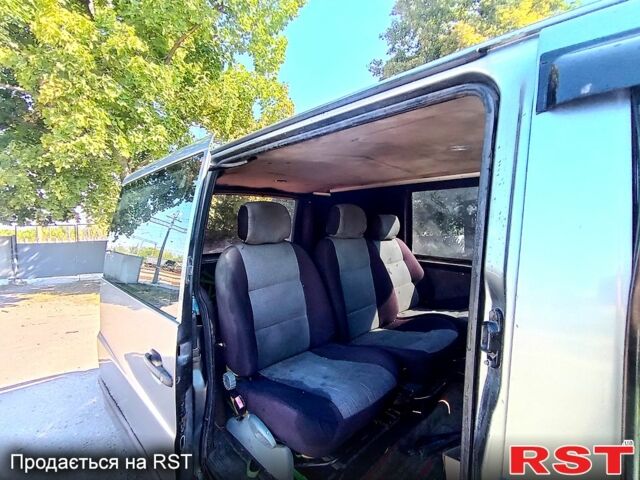 Серый Мерседес Вито, объемом двигателя 2.3 л и пробегом 600 тыс. км за 3700 $, фото 5 на Automoto.ua