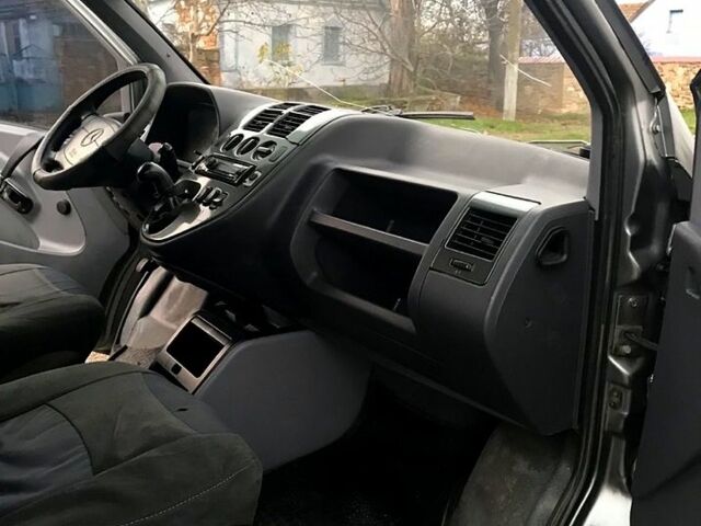 Серый Мерседес Вито, объемом двигателя 2.3 л и пробегом 350 тыс. км за 3700 $, фото 3 на Automoto.ua