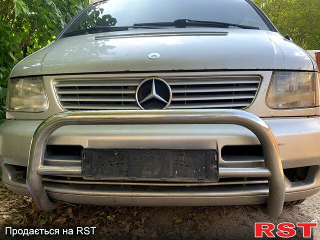 Серый Мерседес Вито, объемом двигателя 2.2 л и пробегом 560 тыс. км за 4700 $, фото 3 на Automoto.ua