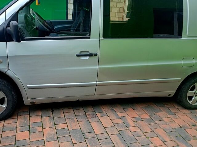 Серый Мерседес Вито, объемом двигателя 2.2 л и пробегом 275 тыс. км за 3000 $, фото 5 на Automoto.ua