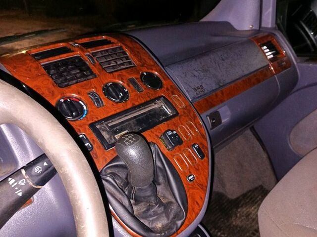 Серый Мерседес Вито, объемом двигателя 2.1 л и пробегом 374 тыс. км за 6000 $, фото 3 на Automoto.ua