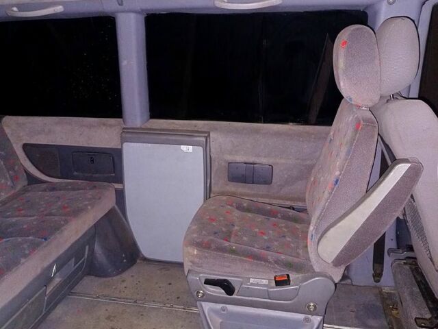 Серый Мерседес Вито, объемом двигателя 2.1 л и пробегом 374 тыс. км за 6000 $, фото 4 на Automoto.ua