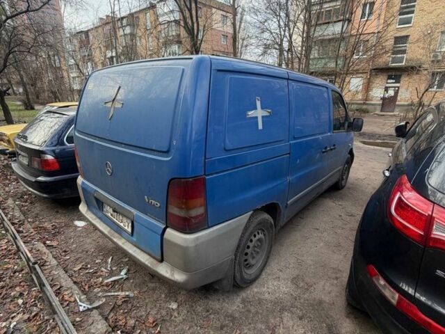 Синий Мерседес Вито, объемом двигателя 2.2 л и пробегом 400 тыс. км за 2800 $, фото 3 на Automoto.ua