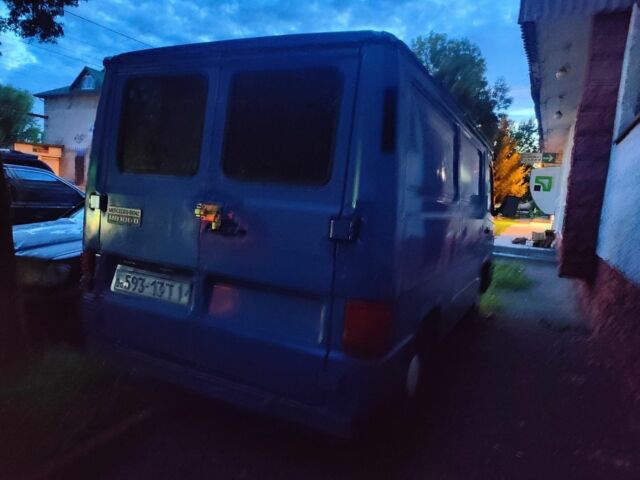 Синий Мерседес Вито, объемом двигателя 2.4 л и пробегом 300 тыс. км за 1500 $, фото 1 на Automoto.ua