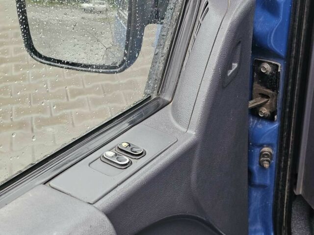 Синий Мерседес Вито, объемом двигателя 2.3 л и пробегом 500 тыс. км за 4500 $, фото 16 на Automoto.ua