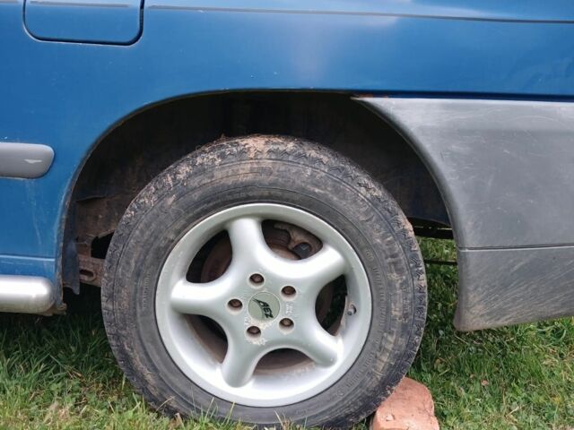 Синий Мерседес Вито, объемом двигателя 2.3 л и пробегом 300 тыс. км за 2200 $, фото 9 на Automoto.ua