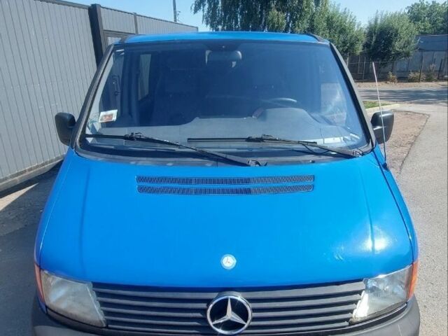Синий Мерседес Вито, объемом двигателя 2.3 л и пробегом 390 тыс. км за 4200 $, фото 1 на Automoto.ua