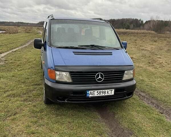 Синий Мерседес Вито, объемом двигателя 2.1 л и пробегом 400 тыс. км за 2000 $, фото 1 на Automoto.ua