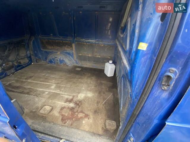 Синий Мерседес Вито, объемом двигателя 2.15 л и пробегом 300 тыс. км за 2800 $, фото 3 на Automoto.ua