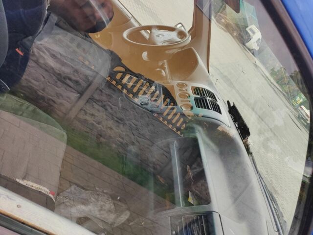 Синий Мерседес Вито, объемом двигателя 2.2 л и пробегом 300 тыс. км за 1600 $, фото 2 на Automoto.ua