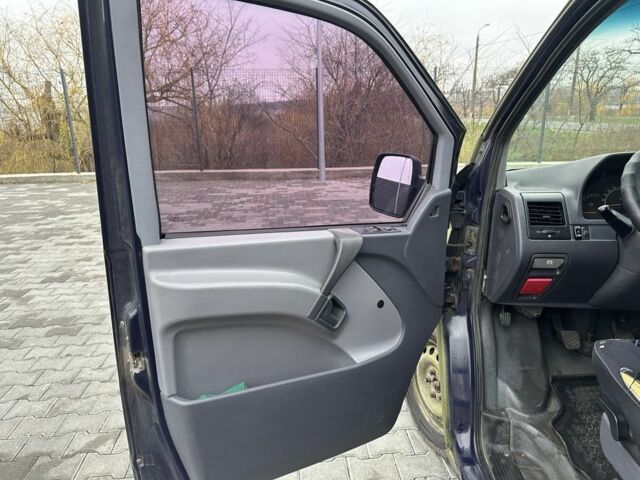 Синий Мерседес Вито, объемом двигателя 2.2 л и пробегом 420 тыс. км за 3000 $, фото 9 на Automoto.ua