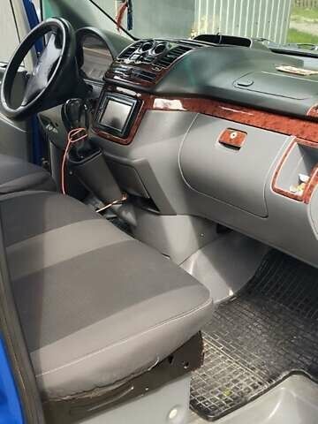 Синий Мерседес Вито, объемом двигателя 2.15 л и пробегом 320 тыс. км за 5000 $, фото 3 на Automoto.ua