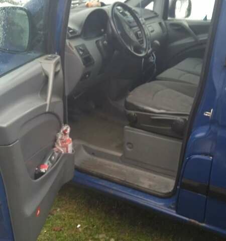 Синий Мерседес Вито, объемом двигателя 2.2 л и пробегом 450 тыс. км за 6000 $, фото 4 на Automoto.ua