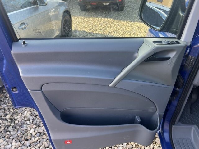 Синий Мерседес Вито, объемом двигателя 2.2 л и пробегом 299 тыс. км за 6999 $, фото 6 на Automoto.ua