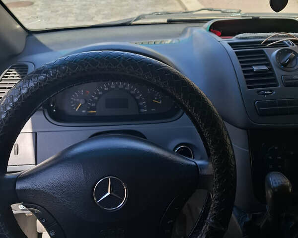 Синий Мерседес Вито, объемом двигателя 2.2 л и пробегом 450 тыс. км за 4633 $, фото 1 на Automoto.ua