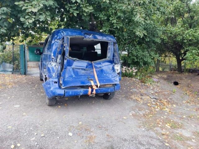 Синий Мерседес Вито, объемом двигателя 2.2 л и пробегом 270 тыс. км за 2500 $, фото 4 на Automoto.ua