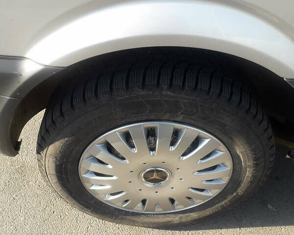 Синий Мерседес Вито, объемом двигателя 2.1 л и пробегом 338 тыс. км за 8300 $, фото 3 на Automoto.ua