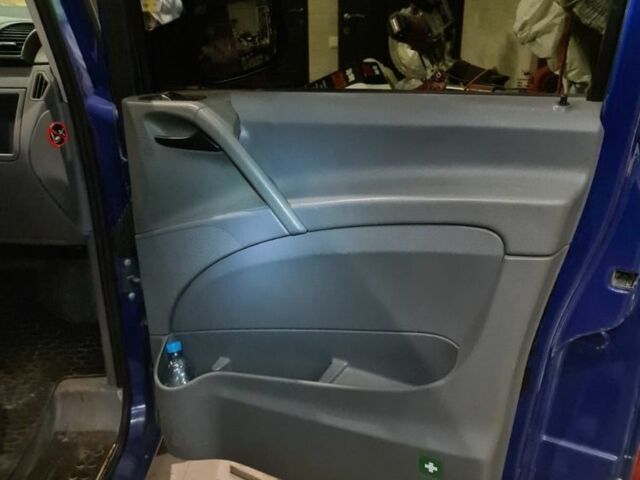 Синий Мерседес Вито, объемом двигателя 2.1 л и пробегом 390 тыс. км за 8900 $, фото 12 на Automoto.ua