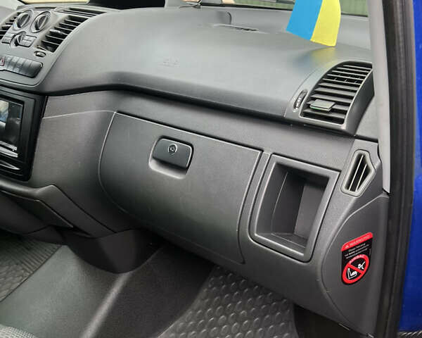 Синий Мерседес Вито, объемом двигателя 2.14 л и пробегом 309 тыс. км за 15500 $, фото 8 на Automoto.ua