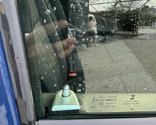 Синий Мерседес Вито, объемом двигателя 2.14 л и пробегом 29 тыс. км за 35000 $, фото 4 на Automoto.ua